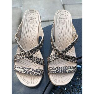 Crocs Women Cypress lV Tan Animal Print Platform Heel Sandals Size 10